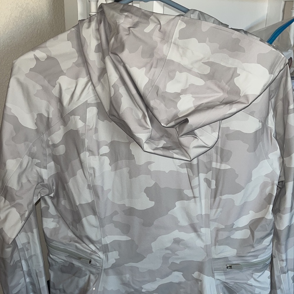 NWT Lululemon Rain Jacket - Picture 9 of 9